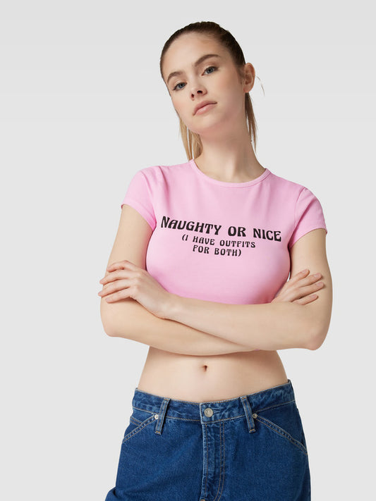 Pembe Bisiklet Yaka NAUGHTY OR NICE Baskılı Crop T-Shirt