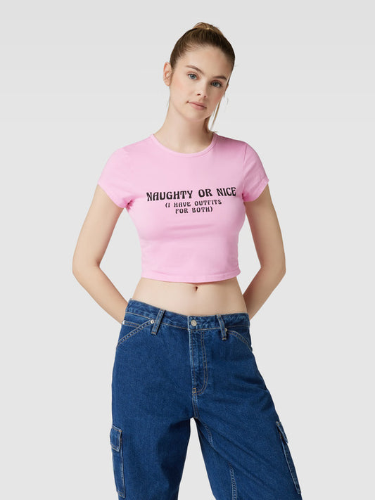 Pembe Bisiklet Yaka NAUGHTY OR NICE Baskılı Crop T-Shirt